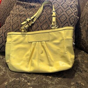 Vintage stunning yellow coach bag established 1947